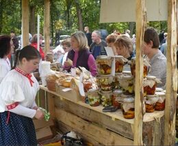 Podzimní jarmark nabízí i dražbu prasete